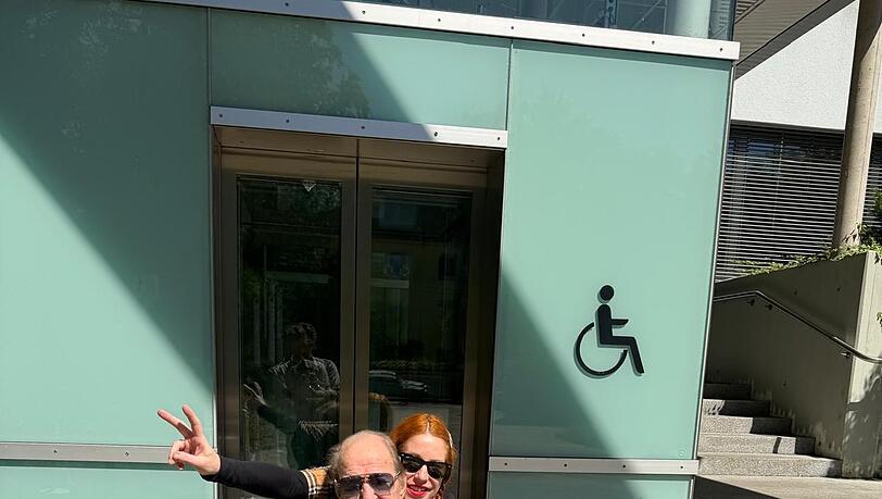 Die Freude ist gro&szlig;: Ralph Siegel kann in einem Rollstuhl die Klinik Neuwittelsbach verlassen