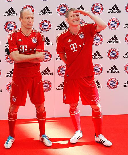 Das neue Heimtrikot für die kommende Spielzeit: In der Allianz Arena hat der FC Bayern die neuen Leiberl vorgestellt. Die Bilder