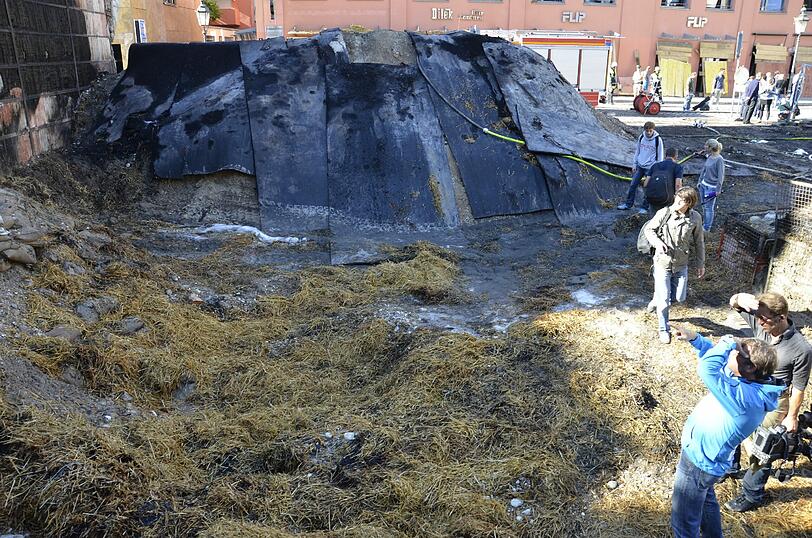 Schwabing am Tag nach der Bombensprengung: Die Spuren der Detonation sind deutlich zu erkennen, teilweise hat sie schwere Schäden verursacht. Derzeit werden die Schäden an den Gebäuden der Umgebung erfasst.