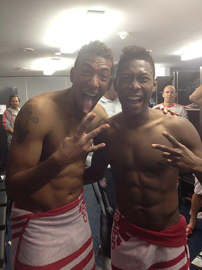 "Ha ha ha" schreibt Jerome Boateng unter dieses Foto, was er direkt aus der Kabine auf Twitter geladen hat.
