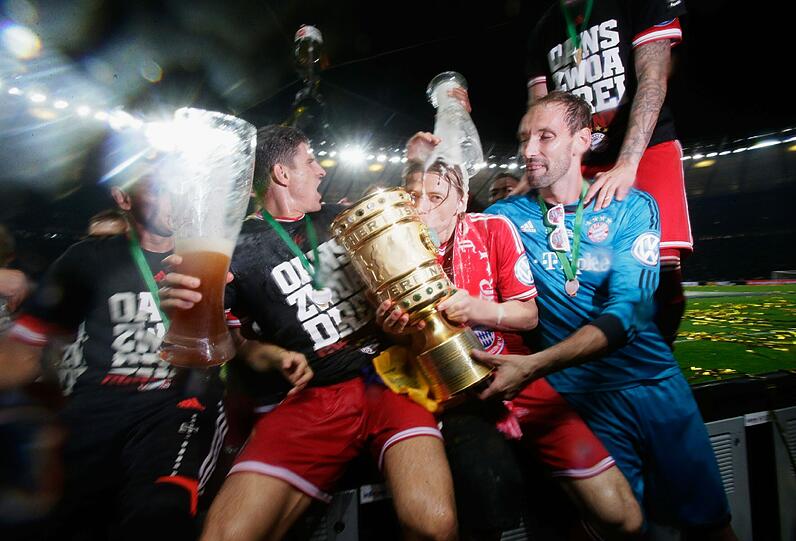 Schon zuvor feierte der Rekordmeister im Berliner Olympiastadion den Sieg im DFB-Pokalfinale gegen den VfB Stuttgart