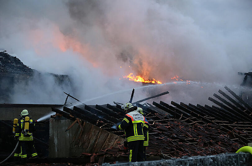 In Straßham ist eine Lagerhalle vollständig abgebrannt. Die Bilder vom Feuerwehr-Großeinsatz.