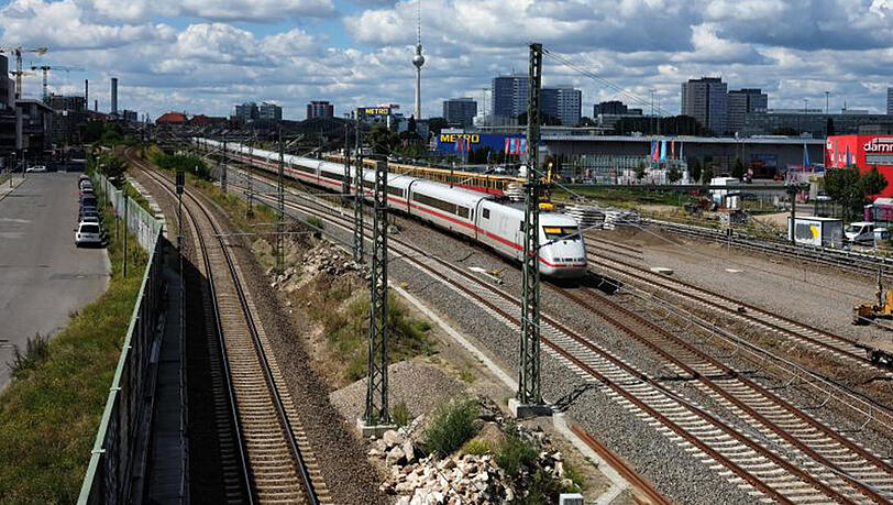 Ein ICE in Berlin. Im Fernverkehr gab es einen neuen Höchststand an Passagieren. Ein ICE in Berlin. Im Fernverkehr gab es einen neuen Höchststand an Passagieren.