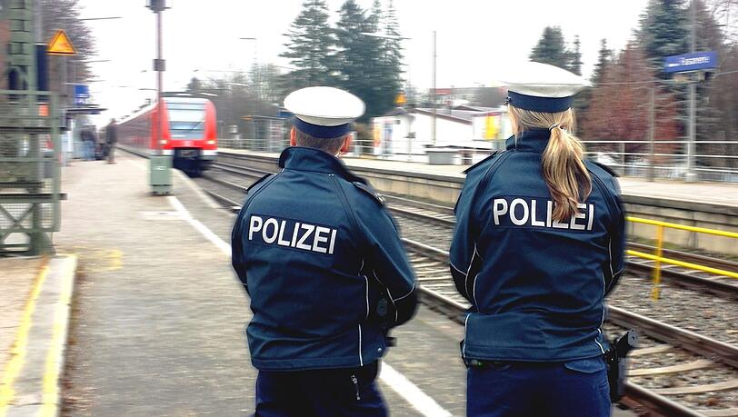 Die Bundespolizei wurde gestern zu einer Rauferei in einem Regionalexpress gerufen. Die Bundespolizei wurde gestern zu einer Rauferei in einem Regionalexpress gerufen.