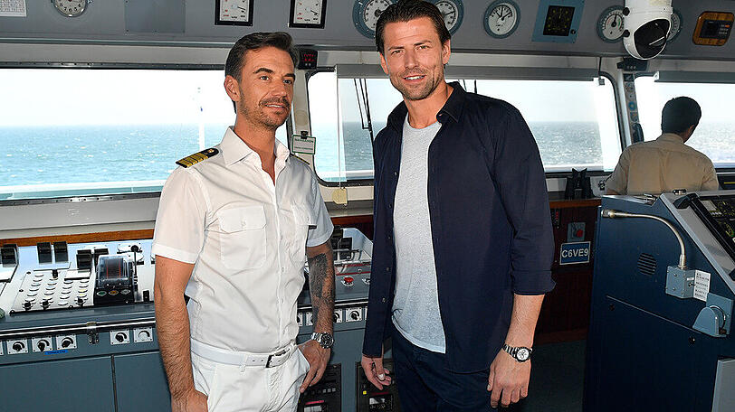 "Das Traumschiff: Kolumbien": Kapitän Max Parger (Florian Silbereisen) und Roman Weidenfeller stehen zusammen auf der Brücke des Traumschiffes
