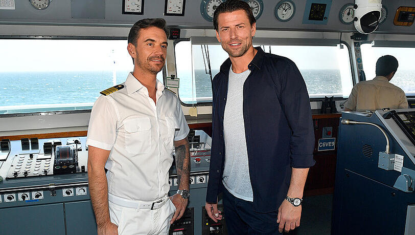 "Das Traumschiff: Kolumbien": Kapitän Max Parger (Florian Silbereisen) und Roman Weidenfeller stehen zusammen auf der Brücke des Traumschiffes "Das Traumschiff: Kolumbien": Kapitän Max Parger (Florian Silbereisen) und Roman Weidenfeller stehen zusammen auf der Brücke des Traumschiffes