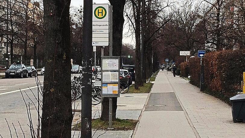 Kein Wartehäuschen: An der Nymphenburger Straße ist wenig Platz für die Fahrgäste zwischen Radlweg und Straße.