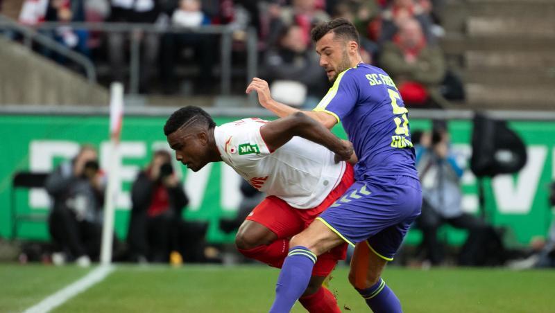 Der Kölner Jhon Cordoba (l.) und der Freiburger Manuel Gulde kämpfen um den Ball. Foto: Federico Gambarini/dpa Der Kölner Jhon Cordoba (l.) und der Freiburger Manuel Gulde kämpfen um den Ball. Foto: Federico Gambarini/dpa