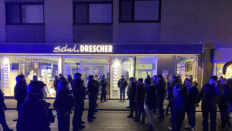 Teilnehmer einer Demonstration gegen  Corona-Maßnahmen und Polizisten stehen sich am Sonntag in Schweinfurt gegenüber.