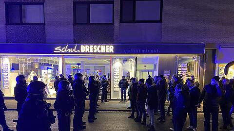 Teilnehmer einer Demonstration gegen  Corona-Maßnahmen und Polizisten stehen sich am Sonntag in Schweinfurt gegenüber.