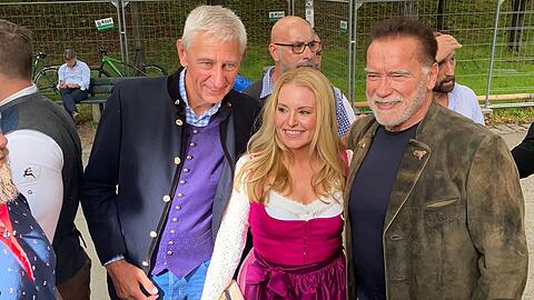Wiesn-Wirt Siegfried Able, Heather Milligan und Arnold Schwarzenegger hinter dem Marstall-Zelt