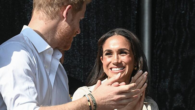Herzogin Meghan und Prinz Harry kümmern sich um Opferfamilien. Herzogin Meghan und Prinz Harry kümmern sich um Opferfamilien.