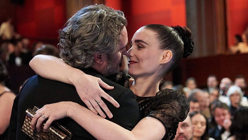 Selten zeigen sie sich öffentlich so vertraut: Als Joaquin Phoenix 2020 den Oscar für seinen "Joker" erhielt, beglückwünschte ihn Rooney Mara herzlich.