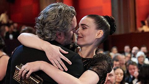 Selten zeigen sie sich öffentlich so vertraut: Als Joaquin Phoenix 2020 den Oscar für seinen "Joker" erhielt, beglückwünschte ihn Rooney Mara herzlich.
