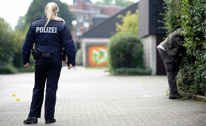 Angeblich ein Verkehrsunfall. Ein Mann, der aus dem Nichts mit Messern auf Polizisten einsticht. Nachbarn, die in der Stille der Nacht Schüsse hören. Was wie eine Szene aus einem Krimi klingt, wird für zwei Beamte in Gelsenkirchen Realität. Die Bilder von der Spurensicherung am Tatort in Gelsenkirchen.