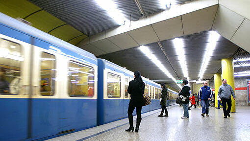 Wegen eines Brands im U-Bahn-Tunnel zwischen Sendlinger Tor und Fraunhoferstraße mussten Fahrgäste am Donnerstagabend auf ihre Züge warten. Im Bild: der U-Bahnhof Sendlinger Tor. Wegen eines Brands im U-Bahn-Tunnel zwischen Sendlinger Tor und Fraunhoferstraße mussten Fahrgäste am Donnerstagabend auf ihre Züge warten. Im Bild: der U-Bahnhof Sendlinger Tor.