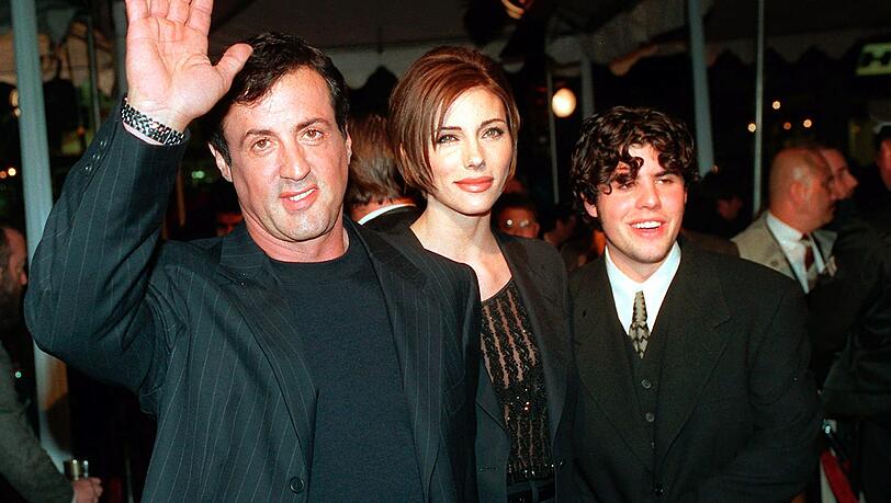 Sylvester Stallone trauert um seinen ältesten Sohn: Der 36-jährige Sage Stallone wurde am Freitag (Ortszeit) tot in seinem Haus in Kalifornien gefunden. Eine Todesursache war nicht bekannt. Sylvester Stallone trauert um seinen ältesten Sohn: Der 36-jährige Sage Stallone wurde am Freitag (Ortszeit) tot in seinem Haus in Kalifornien gefunden. Eine Todesursache war nicht bekannt.