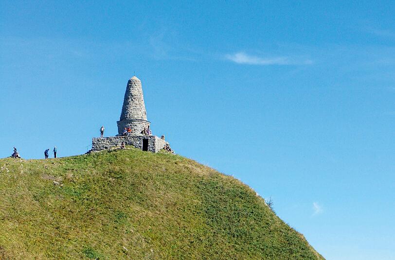 Geschafft: das Gebirgsjäger-Ehrenmal auf dem Grünten-Gipfel.