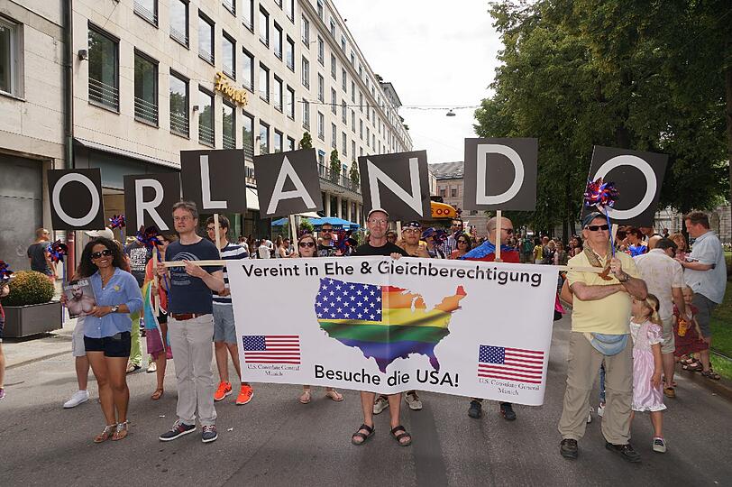 Die große CSD-Politparade erlebte in diesem Jahr einen neuen Teilnehmerrekord: 87 Fußgruppen und Paradewagen hatten sich angemeldet.