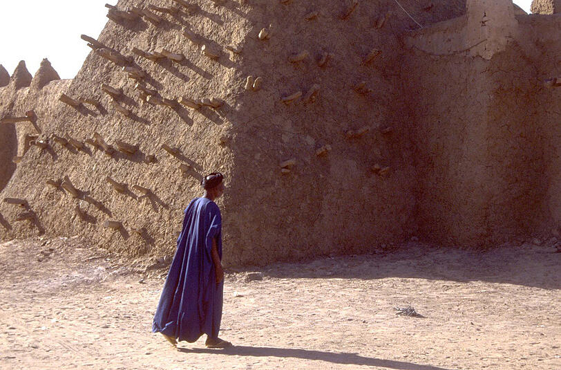 Das undatierte UN-Foto zeigt das Minarett einer Moschee die aus Lehm gebaut wurde in Timbuktu, Mali. Foto: UN/Evan Schneider