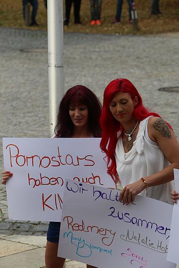 Pornodarstellerin Natalie Hot mit Sympathisanten bei einer Demo vor dem Ampfinger Rathaus.