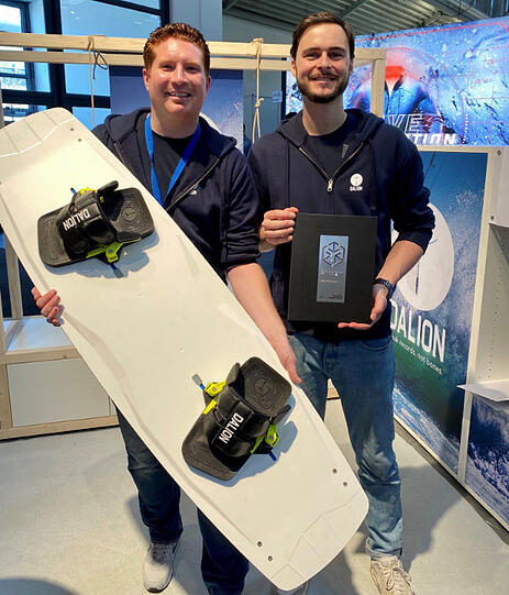 Auf der ISPO in München zeigen Markus Zaglmann (l.) und Thomas Lischke die Dalion-Sicherheitsbindung.