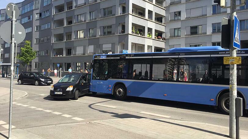 Ein Bus war in der Welfenstraße in ein Auto gekracht.