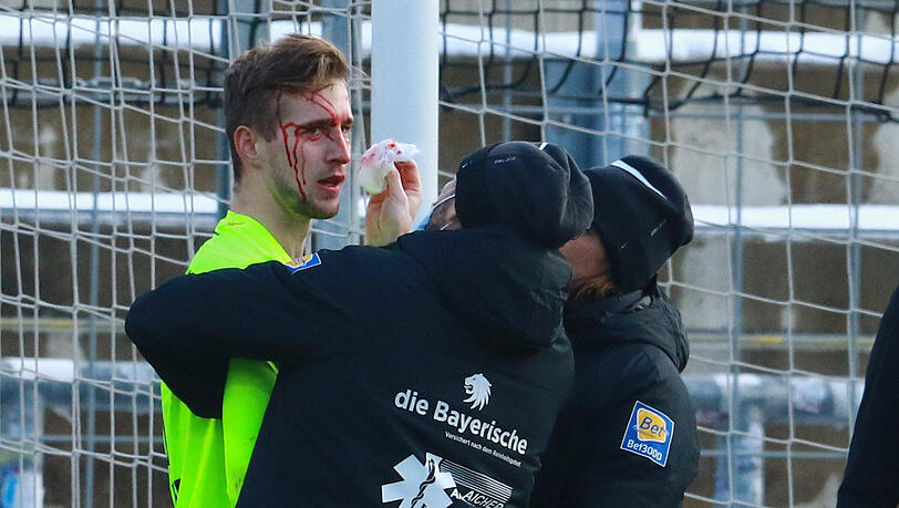 1860-Torwart Marco Hiller wird behandelt. 1860-Torwart Marco Hiller wird behandelt.