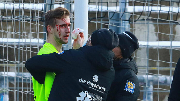 1860-Torwart Marco Hiller wird behandelt.