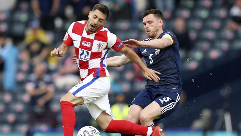 Kroatiens Josip Juranovic (l) und Schottlands Andrew Robertson kämpfen um den Ball. Kroatiens Josip Juranovic (l) und Schottlands Andrew Robertson kämpfen um den Ball.