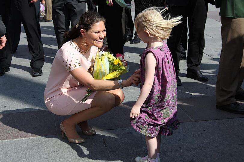 2011: Herzig - Schwedens Kronprinzessin am Marienplatz vor dem Rathaus beim spontanen Ratsch mit einem kleinen Fan.