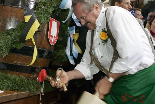OB Christian Ude beim Üben auf dem Oktoberfest: Jetzt zapft er in Rom noch einmal an.
