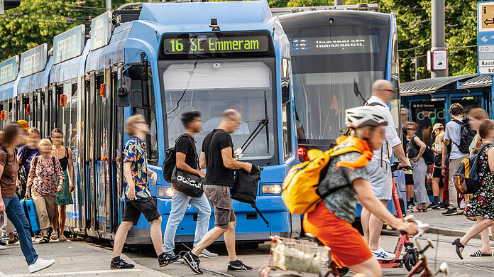 Eine Trambahn muss am Sendlinger Tor wegen eines Feuerwehreinsatzes eine Vollbremsung machen: drei Frauen stürzen und verletzen sich leicht. (Symbolbild)