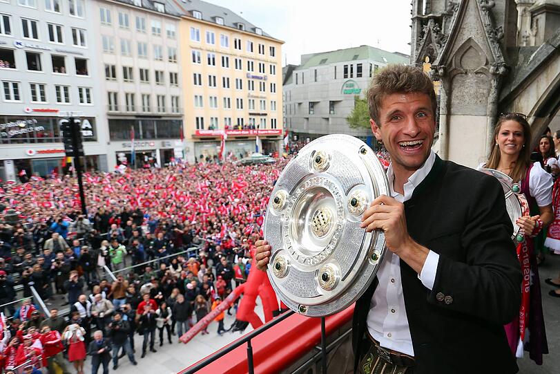 Thomas Müller mit der Schale im Jahr 2016.
