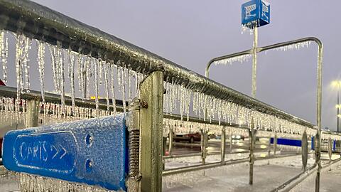 In weiten Teilen der USA haben Schnee und Eis die St&auml;dte eingeh&uuml;llt.