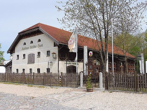 Der Stadl von au&szlig;en. 800 G&auml;ste haben drinnen Platz, im Biergarten noch einmal 1500.