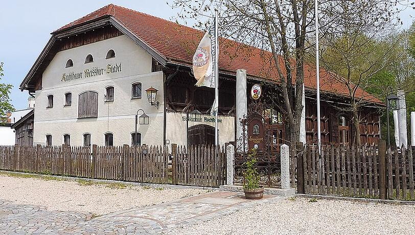 Der Stadl von au&szlig;en. 800 G&auml;ste haben drinnen Platz, im Biergarten noch einmal 1500.