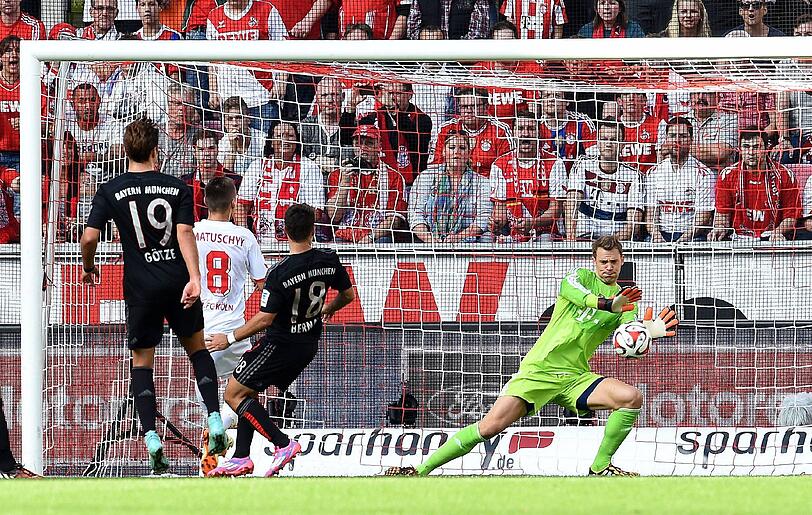 MANUEL NEUER - NOTE 2 - Lange nichts zu tun &ndash; und dann zwei Mal Weltklasse. Erst gegen Matuschyk, auch beim Abpraller gegen Ujah (34.). Danach wurde es vor seinem Tor wieder langweilig. Viertes Ligaspiel (fünftes Pflichtspiel) ohne Gegentor &ndash; wird bald interessant in Sachen Rekord.
