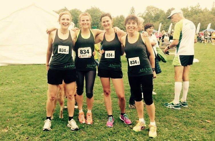 Andrea Aicher mit Schwester Anja, einer Kollegin und ihrer Mutter beim Bäderlauf Bad Aibling 2015. (v.l., hinten: Hündin Donna)