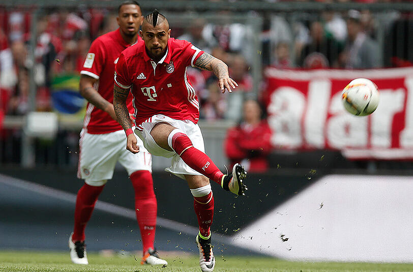 Während Jérôme Boateng (hinten) gegen Atlético Madrid definitiv ausfällt, könnte Arturo Vidal in die Starelf des FC Bayern rücken.