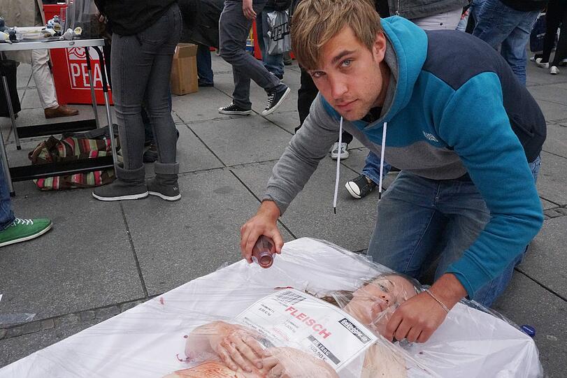Die Bilder vom Nackt-Protest am Stachus.