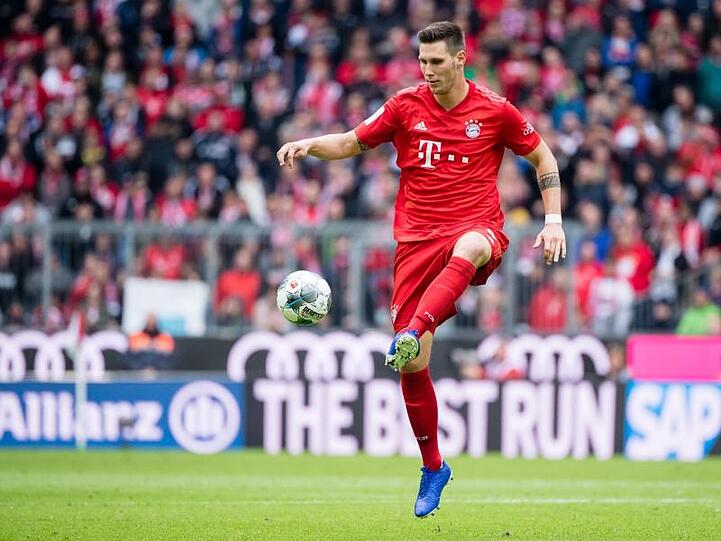 Niklas Süle vom FC Bayern München spielt den Ball. Foto: Matthias Balk/dpa/Archivbild