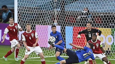 Domenico Berardi (M.) versuchte einen Seitfallzieher, aber traf den Ball nicht richtig.