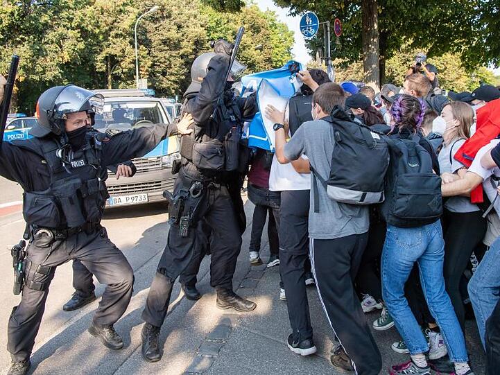 Im September sorgt die IAA in München für Aufsehen. Schon vor dem Start der Messe gibt es wochenlangen Streit, wo, ob und wie die IAA-Gegner ihr Protestcamp aufschlagen dürfen. Die groß angekündigte Demo von mehreren Aktivisten-Gruppen sorgt dann für einen großen Polizei-Einsatz, mit Schlagstock und Pfefferspray-Einsatz. Die Protestler besetzen unter anderem ein leerstehendes Haus in der Maxvorstadt....