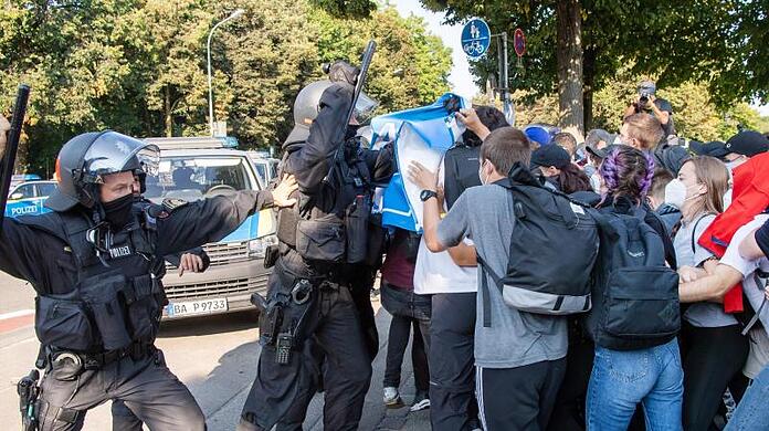 Im September sorgt die IAA in München für Aufsehen. Schon vor dem Start der Messe gibt es wochenlangen Streit, wo, ob und wie die IAA-Gegner ihr Protestcamp aufschlagen dürfen. Die groß angekündigte Demo von mehreren Aktivisten-Gruppen sorgt dann für einen großen Polizei-Einsatz, mit Schlagstock und Pfefferspray-Einsatz. Die Protestler besetzen unter anderem ein leerstehendes Haus in der Maxvorstadt....