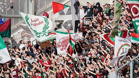 Augsburgs Fans unterstützen ihre Mannschaft.