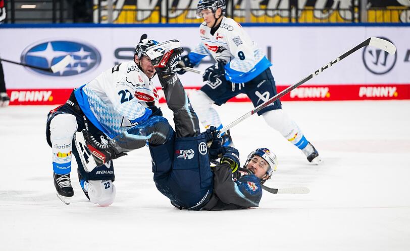 Erdrückende Überlegenheit: So wie Ingolstadts Verteidiger Mathew Bodie hier EHC-Stürmer Taro Hirose (r.) im Zweikampf beherrscht, dominiert der Tabellenführer beim 4:0 das Duell mit den Münchnern.