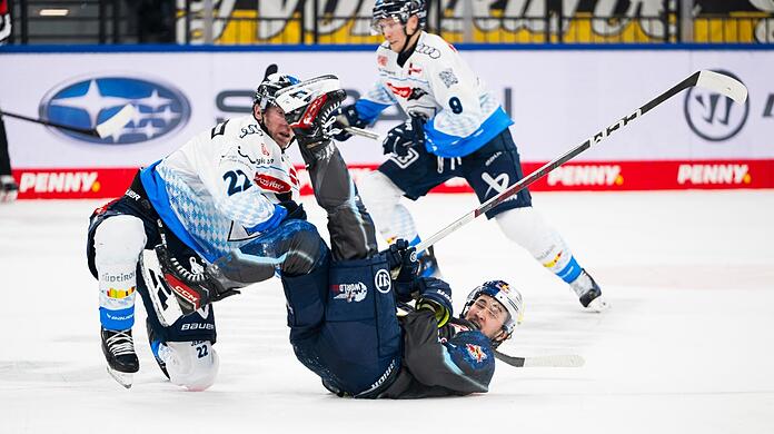 Erdrückende Überlegenheit: So wie Ingolstadts Verteidiger Mathew Bodie hier EHC-Stürmer Taro Hirose (r.) im Zweikampf beherrscht, dominiert der Tabellenführer beim 4:0 das Duell mit den Münchnern.