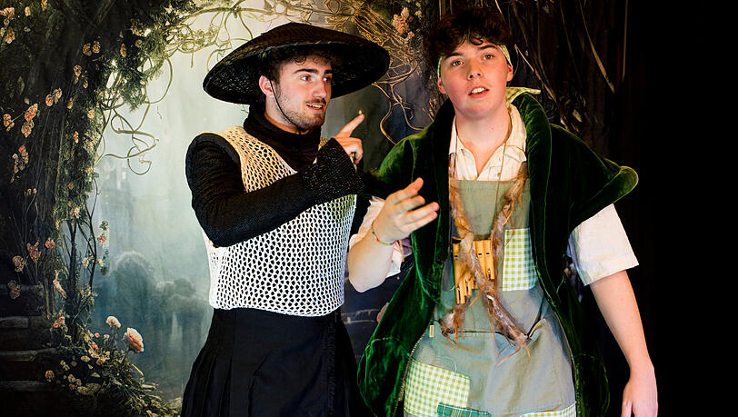 Tamino (gespielt von Jannik Spies bei der Premiere) und Papageno (hier, Maurice Deisenrieder, bei der Premiere gespielt von David Hoogen) auf der Suche nach Pamina. Tamino (gespielt von Jannik Spies bei der Premiere) und Papageno (hier, Maurice Deisenrieder, bei der Premiere gespielt von David Hoogen) auf der Suche nach Pamina.