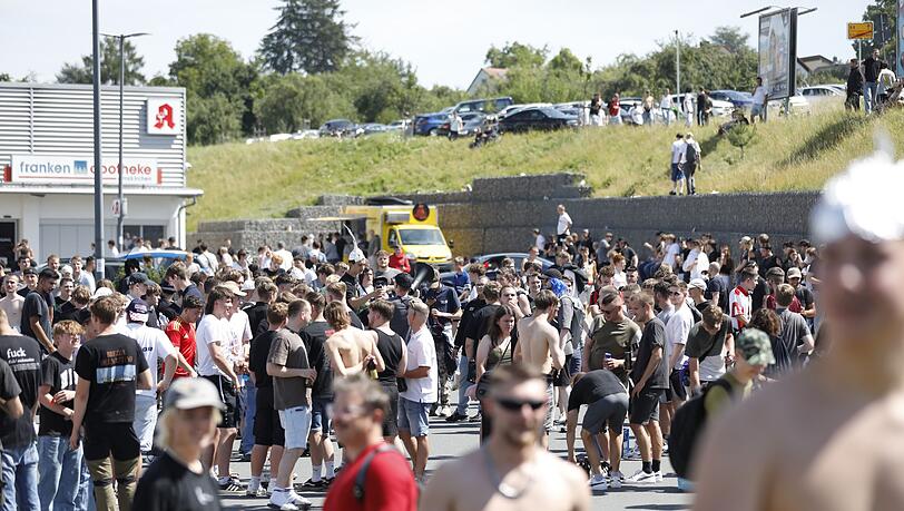 Tausende Menschen haben sich laut Polizei in und um Altschauerberg in Mittelfranken versammelt - sogenannte Hater des Youtubers "Drachenlord".
